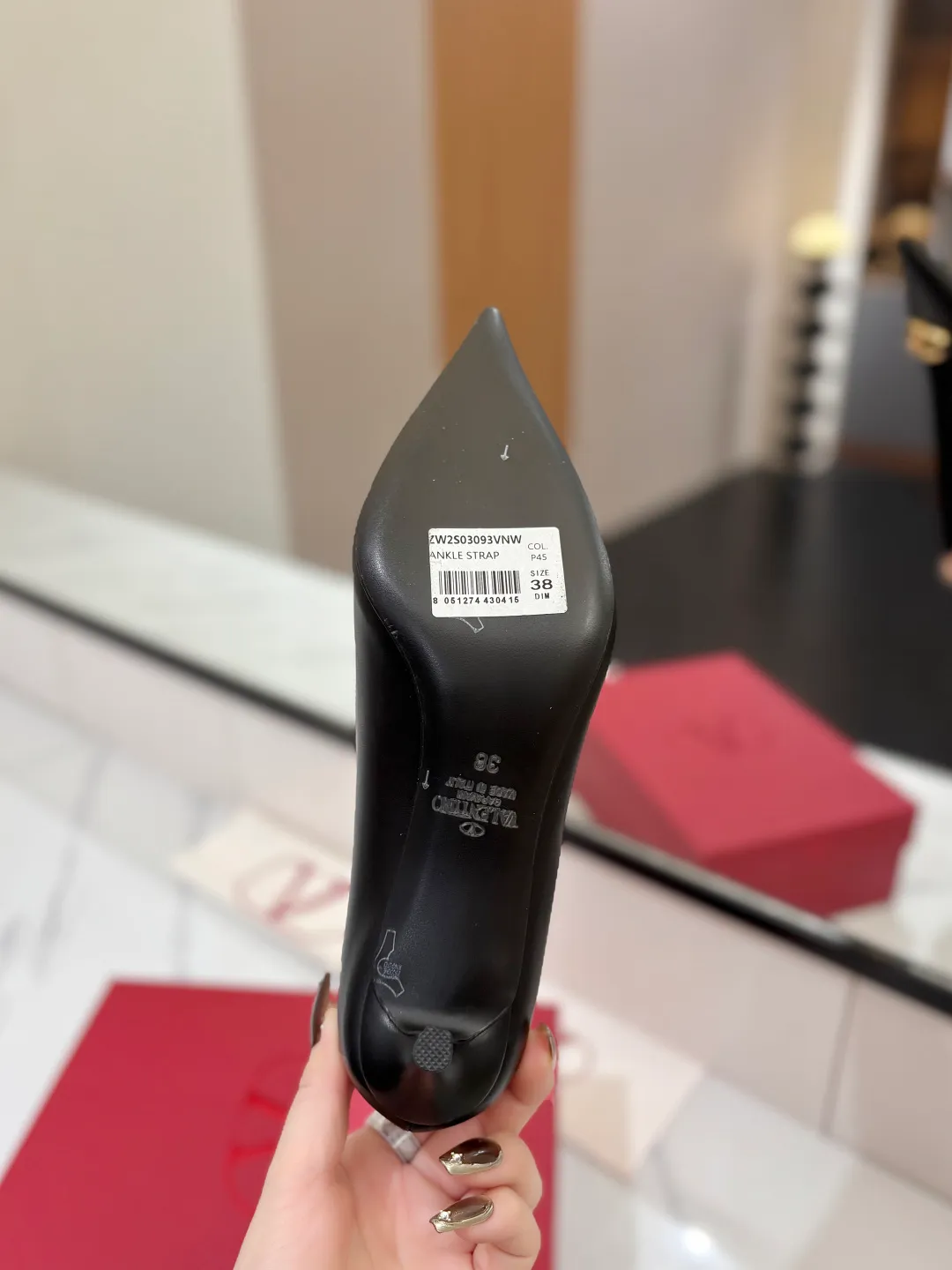 💕💕Factory direct selling price p520💕💕 VALENTINO’s hottest new high-heeled shoes, latest logo buckle, perfect combination with sexy pointed toe❤️‍🔥❤️‍🔥❤️‍🔥❤️‍🔥It is simply the pinnacle of summer fashion💖💖💖💖original replica Upper: patent leather, subleather Outsole: Italian leather outsole Heel height: 6.5cm Size: 35-39 (40 41 42 customized, non-refundable and non-exchangeable)